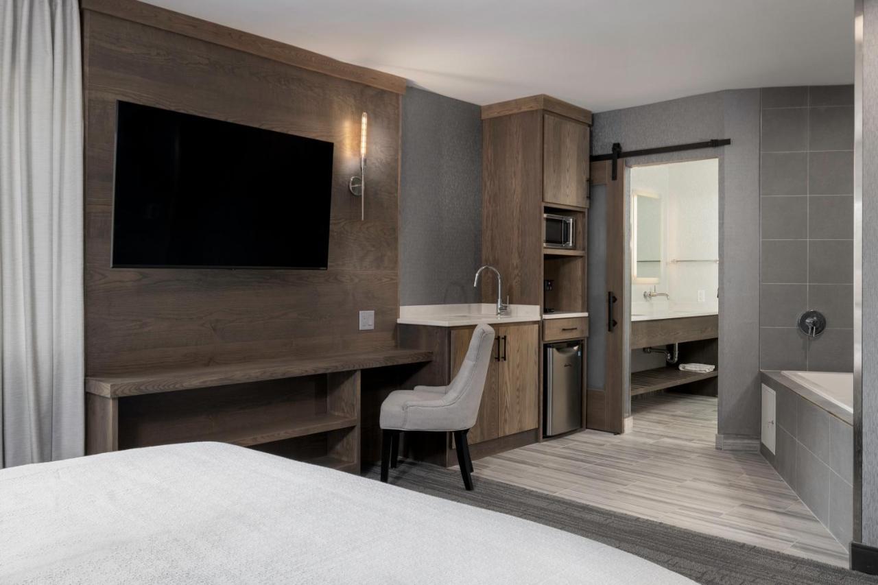 Voco Niagara Falls - The Cadence By Ihg Εξωτερικό φωτογραφία A guest room at the Hilton Garden Inn in San Francisco