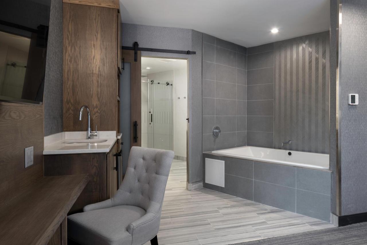 Voco Niagara Falls - The Cadence By Ihg Εξωτερικό φωτογραφία Bathroom with a shower and a bathtub