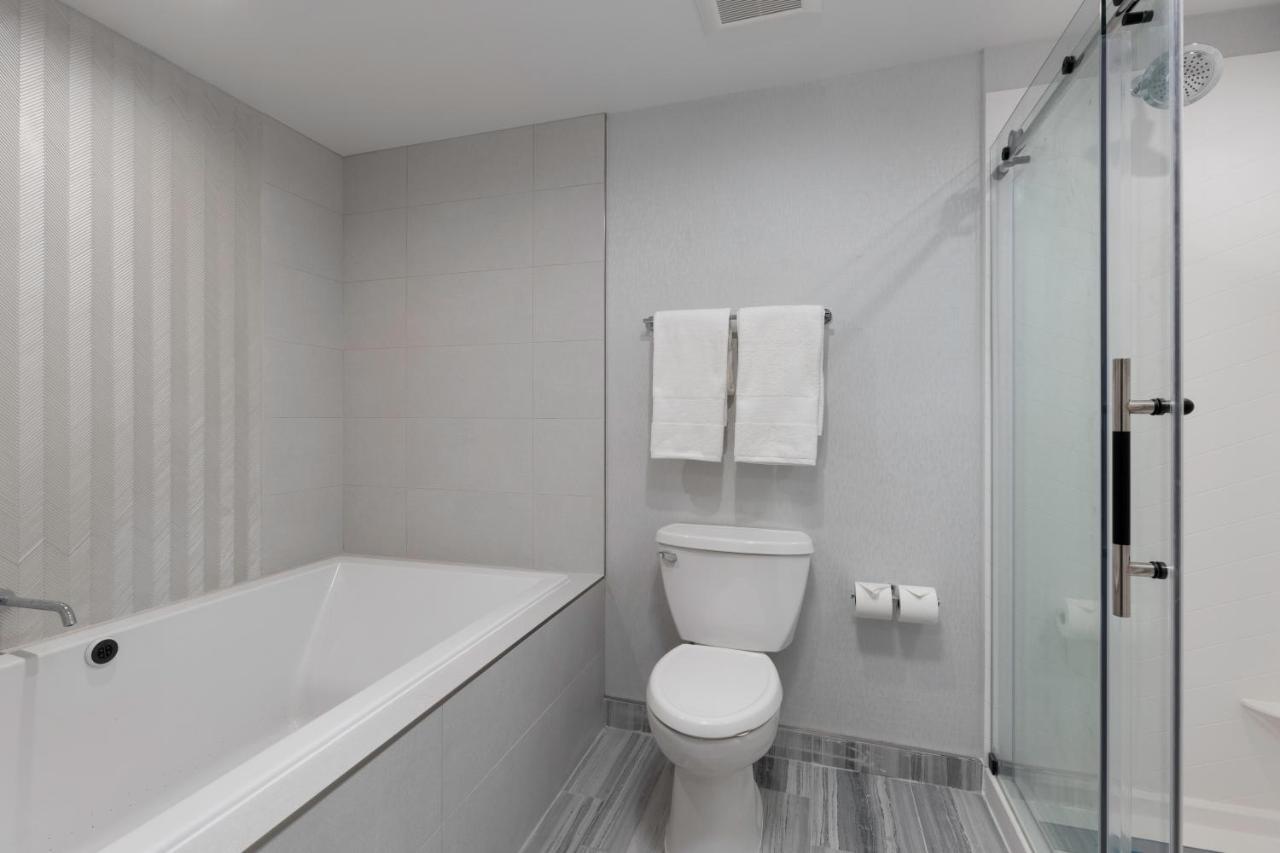Voco Niagara Falls - The Cadence By Ihg Εξωτερικό φωτογραφία A bathroom with a shower door