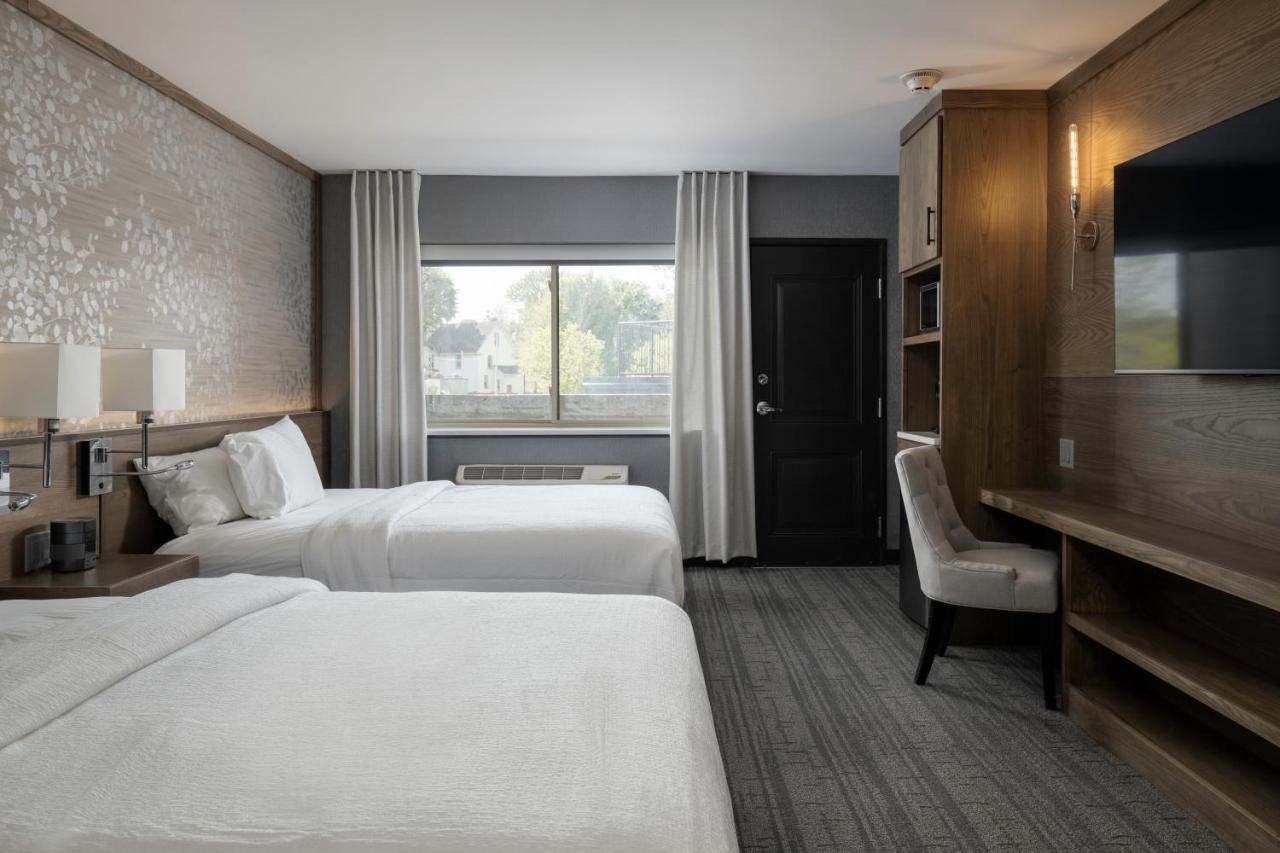 Voco Niagara Falls - The Cadence By Ihg Εξωτερικό φωτογραφία A typical guest room at the Hilton Garden Inn in St. Charles, Illinois