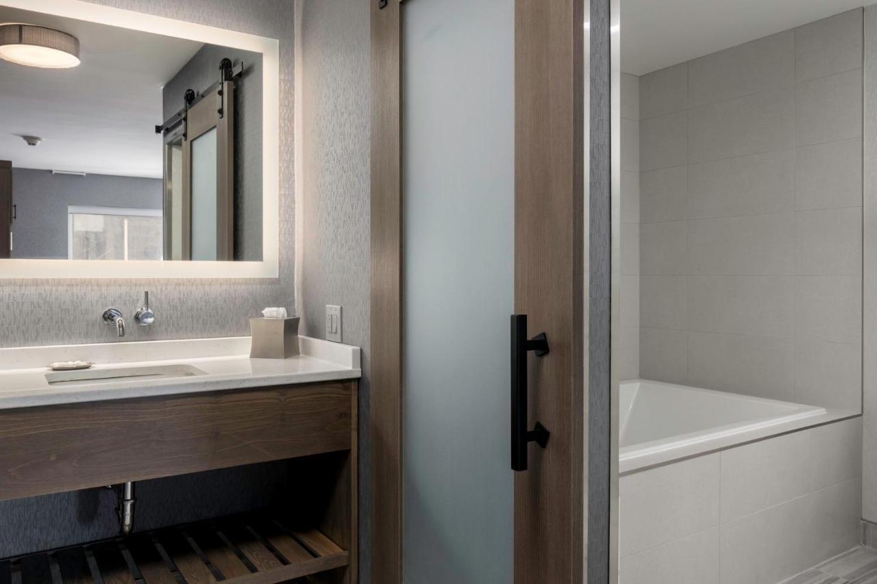 Voco Niagara Falls - The Cadence By Ihg Εξωτερικό φωτογραφία A sliding barn door in a bathroom
