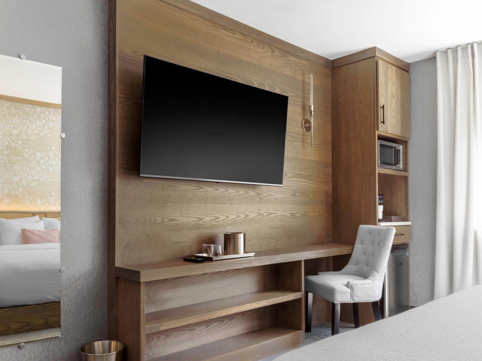 Voco Niagara Falls - The Cadence By Ihg Εξωτερικό φωτογραφία A television in a hotel room