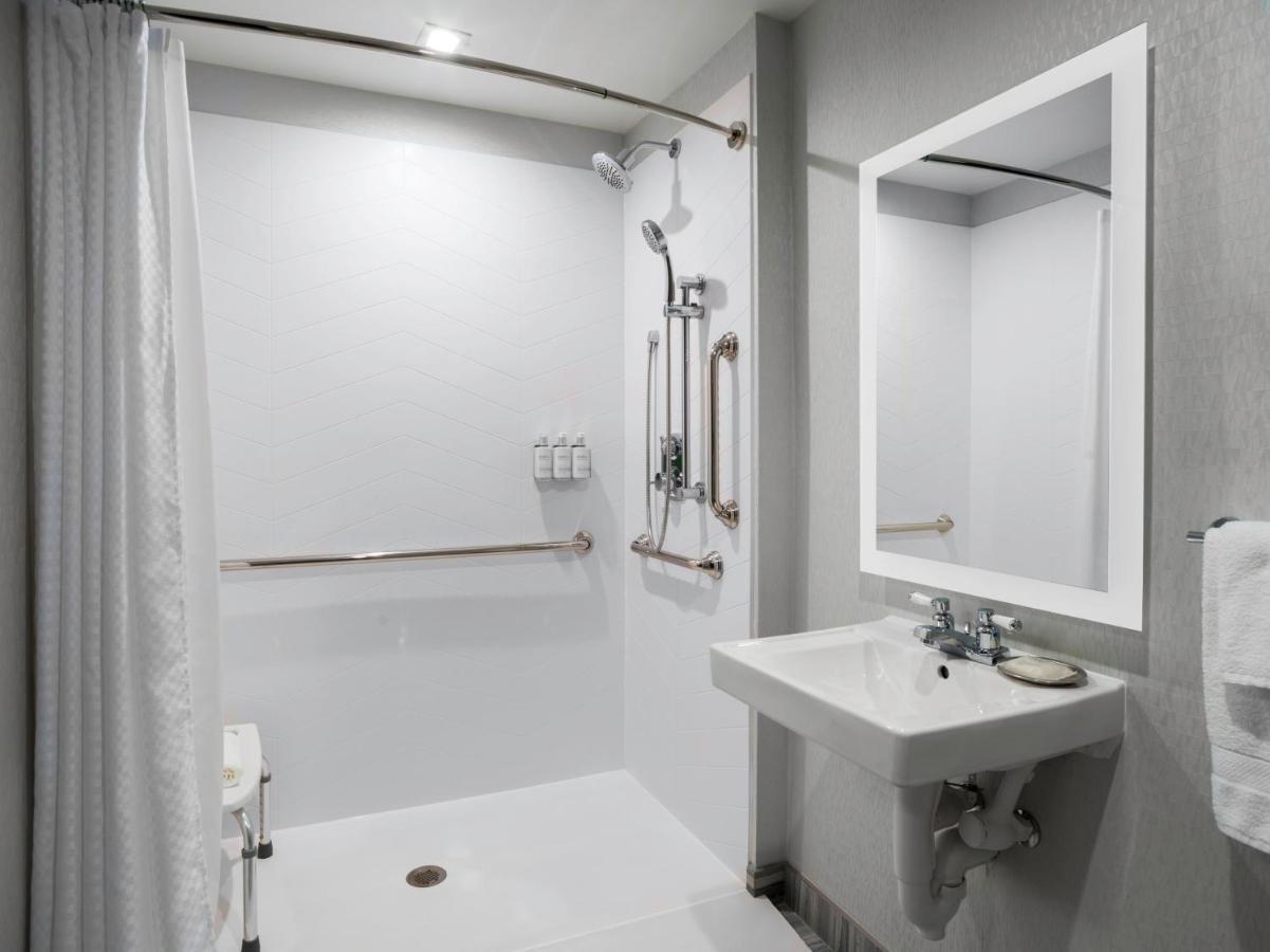 Voco Niagara Falls - The Cadence By Ihg Εξωτερικό φωτογραφία A shower with grab bars
