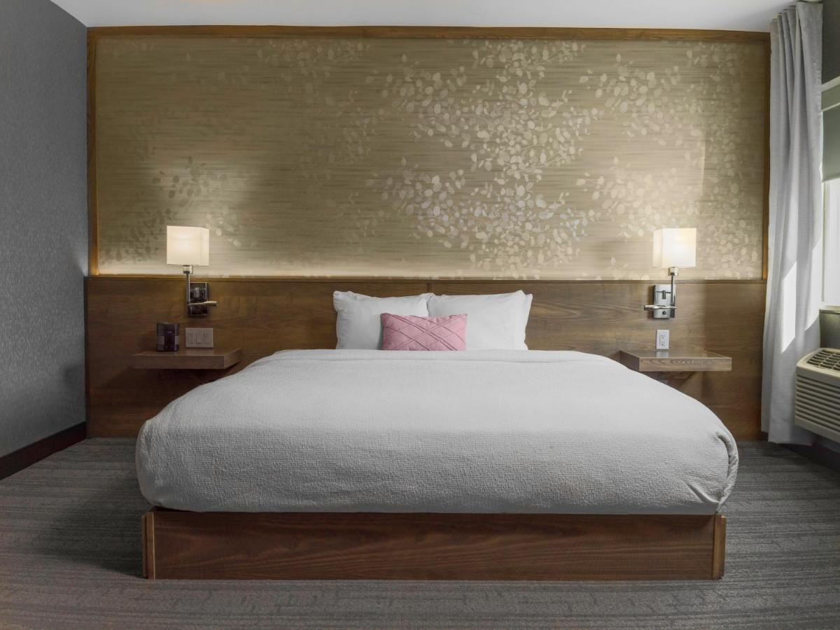 Voco Niagara Falls - The Cadence By Ihg Εξωτερικό φωτογραφία A bedroom at the Hilton Garden Inn in San Francisco
