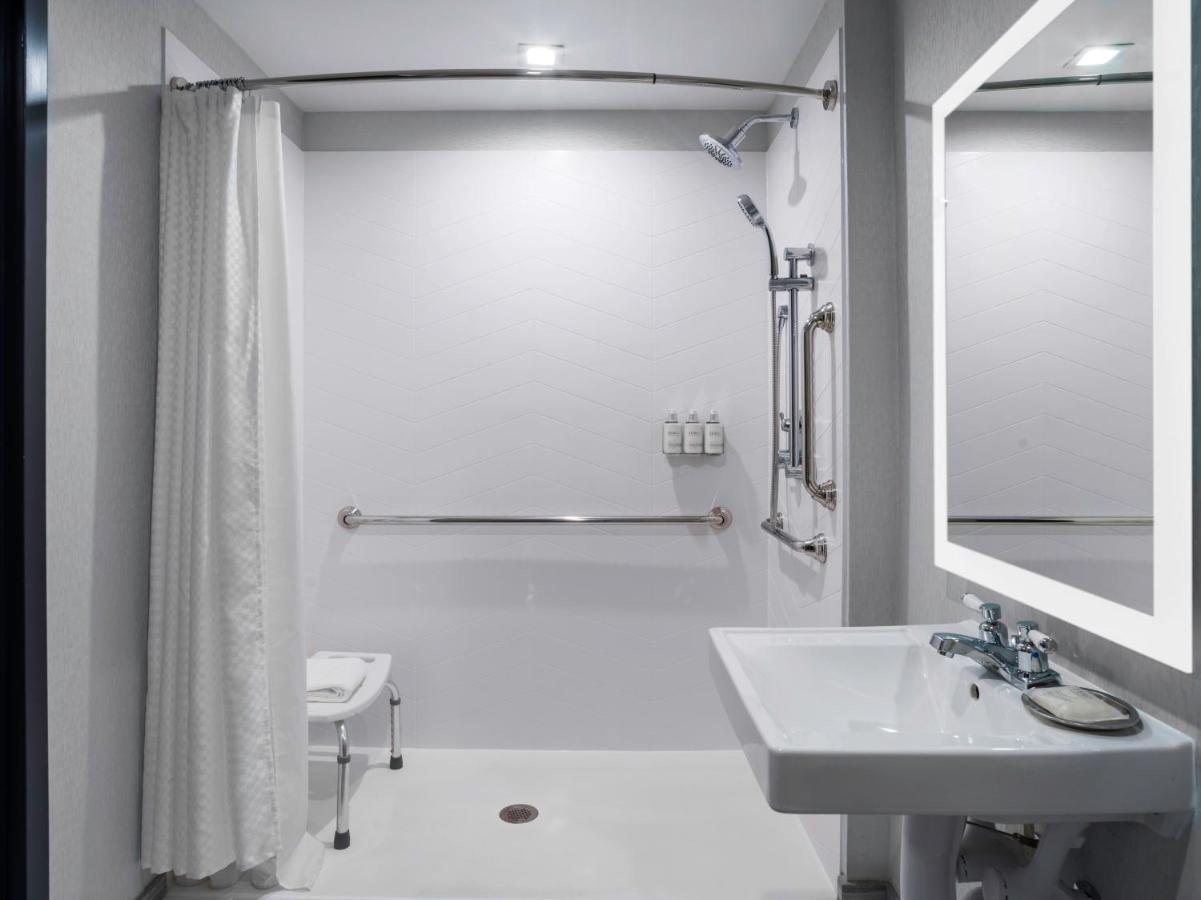 Voco Niagara Falls - The Cadence By Ihg Εξωτερικό φωτογραφία A shower curtain rod