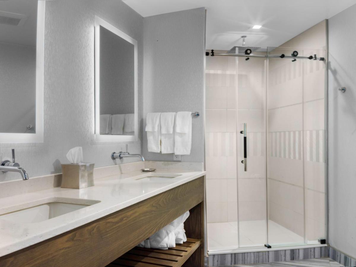 Voco Niagara Falls - The Cadence By Ihg Εξωτερικό φωτογραφία A shower door