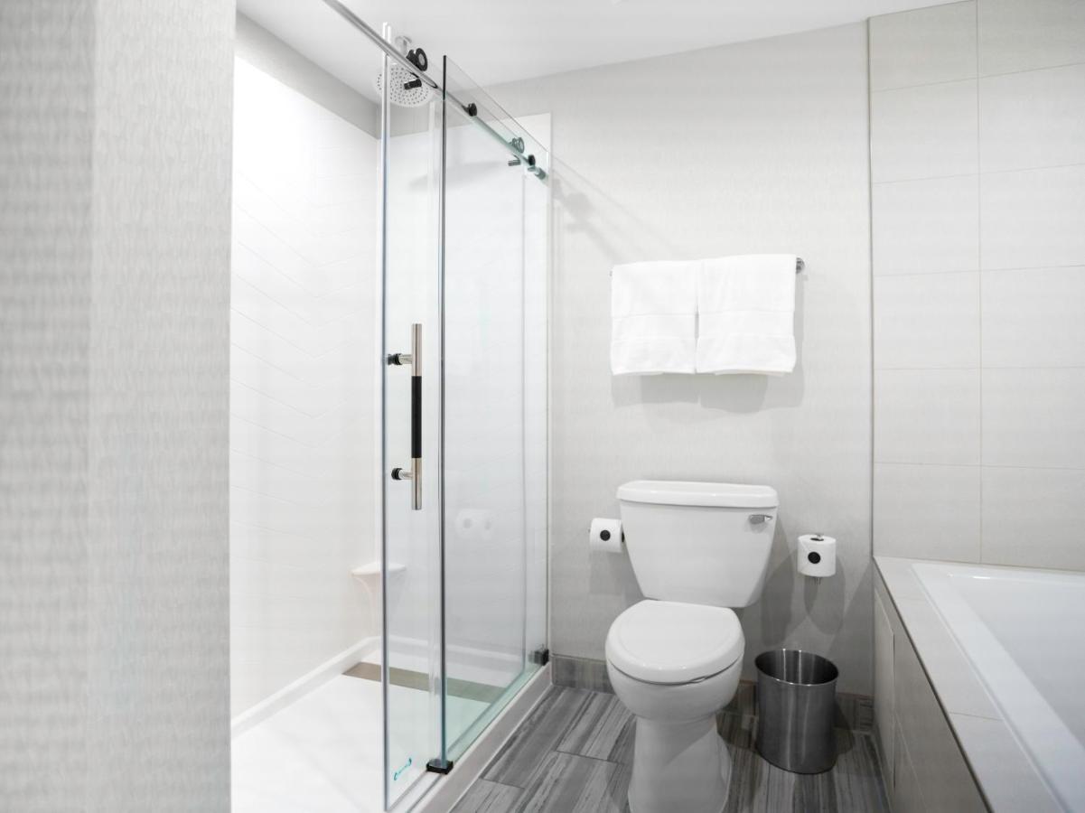 Voco Niagara Falls - The Cadence By Ihg Εξωτερικό φωτογραφία A sliding shower door
