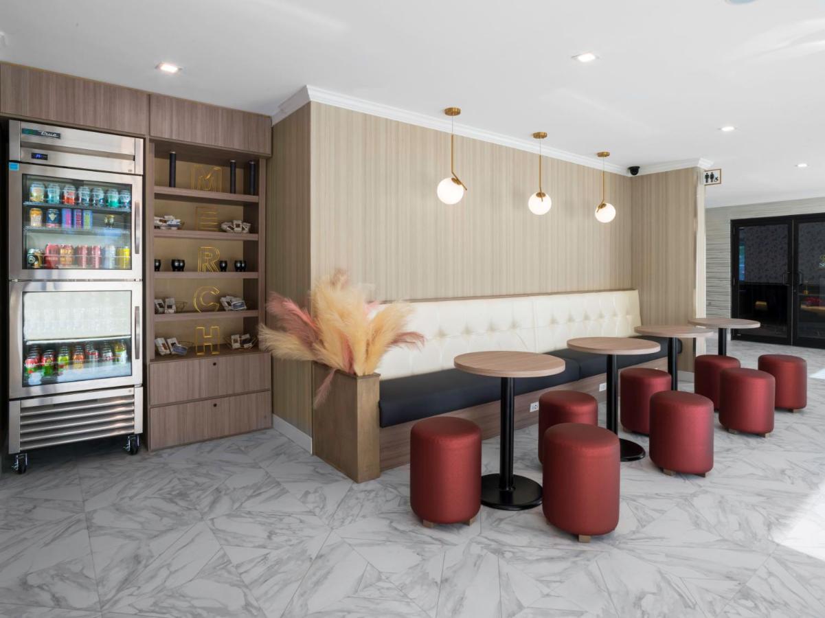 Voco Niagara Falls - The Cadence By Ihg Εξωτερικό φωτογραφία The 2019 renovated lounge at the airport
