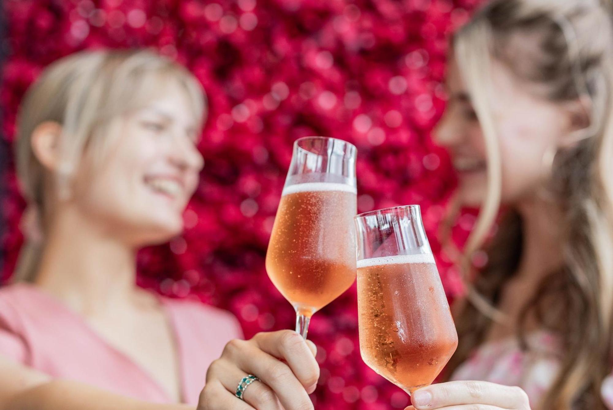 Voco Niagara Falls - The Cadence By Ihg Εξωτερικό φωτογραφία Two women holding glasses of champagne