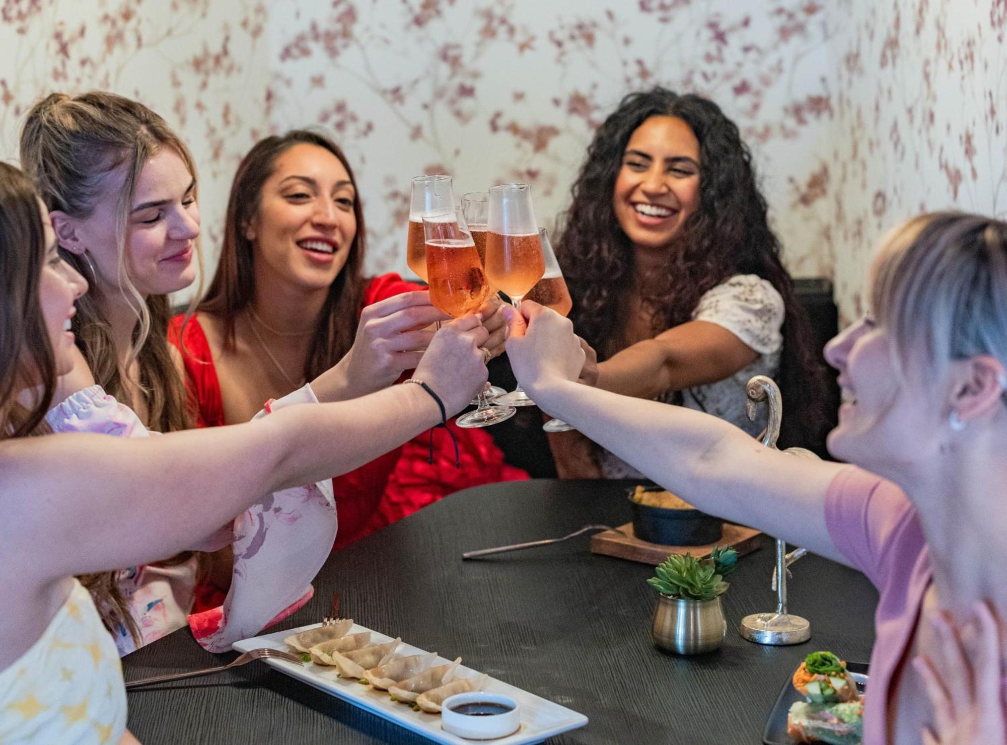 Voco Niagara Falls - The Cadence By Ihg Εξωτερικό φωτογραφία Women drinking wine