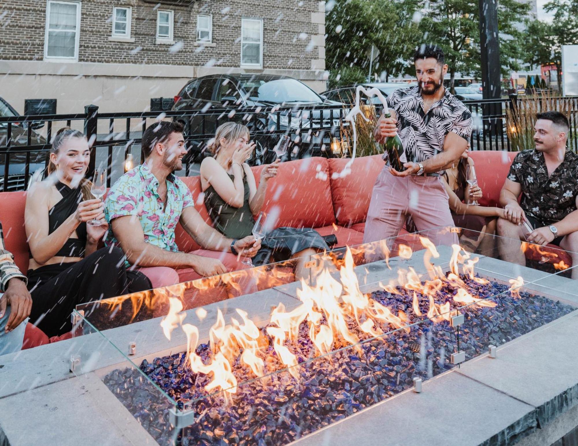 Voco Niagara Falls - The Cadence By Ihg Εξωτερικό φωτογραφία The patio at the 2019 Toronto International Film Festival